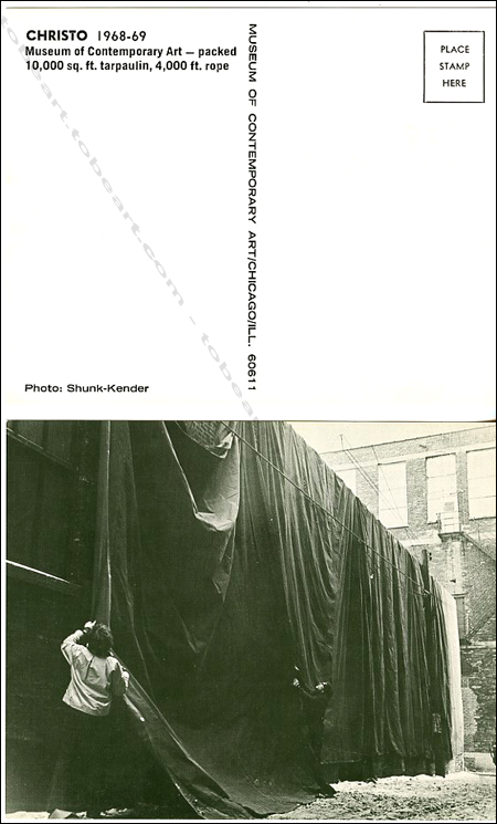 CHRISTO et Jeanne-Claude : Wrapped Museum of Contemporary Art and Wrapped Floor and Stairway. Chicago, Museum of Contemporary Art, 1969.