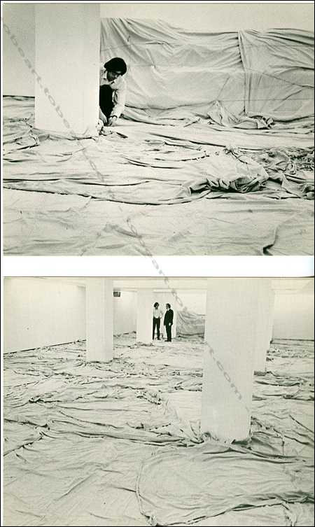 CHRISTO et Jeanne-Claude : Wrapped Museum of Contemporary Art and Wrapped Floor and Stairway. Chicago, Museum of Contemporary Art, 1969.