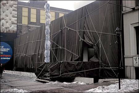 CHRISTO et Jeanne-Claude : Wrapped Museum of Contemporary Art and Wrapped Floor and Stairway. Chicago, Museum of Contemporary Art, 1969.