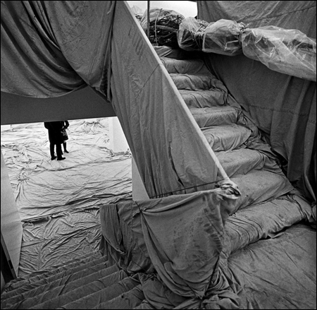 CHRISTO et Jeanne-Claude : Wrapped Museum of Contemporary Art and Wrapped Floor and Stairway. Chicago, Museum of Contemporary Art, 1969.