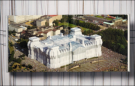 CHRISTO et Jeanne-Claude : Wrapped Reichstag, Berlin, 1971-1995. Köln, Taschen Verlag, 1996.