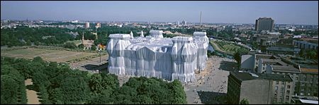 CHRISTO et Jeanne-Claude : Wrapped Reichstag, Berlin, 1971-1995. Kln, Taschen Verlag, 1996.