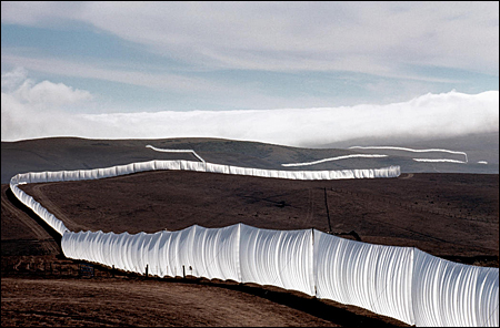 CHRISTO et Jeanne-Claude : Running Fence. Sonoma and Marin Counties, California 1972-76. New York, Harry N Abrams Inc, 1978.