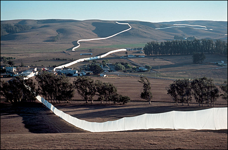 CHRISTO et Jeanne-Claude : Running Fence. Sonoma and Marin Counties, California 1972-76. New York, Harry N Abrams Inc, 1978.