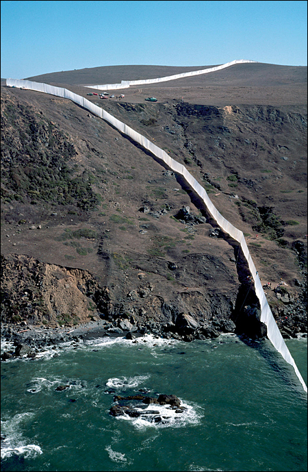 CHRISTO et Jeanne-Claude : Running Fence. Sonoma and Marin Counties, California 1972-76. New York, Harry N Abrams Inc, 1978.