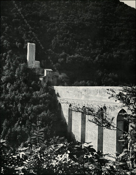 CHRISTO & Jeanne-Claude - Packed Tower, Spoleto, Italy 1968. New York, Multiples Inc., 1970.