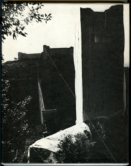 CHRISTO & Jeanne-Claude - Packed Tower, Spoleto, Italy 1968. New York, Multiples Inc., 1970.